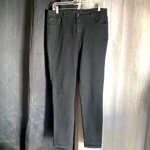 NEW WITHOUT TAGS. NEVER WORN. DARK BLACK. STRETCH JEANS